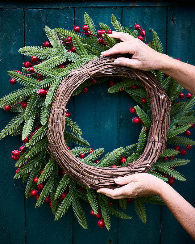 Couronne de forêt de conifères givrés