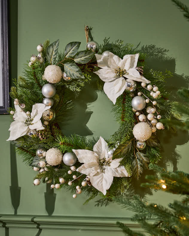 Valley Snowdrift Wreath 42cm