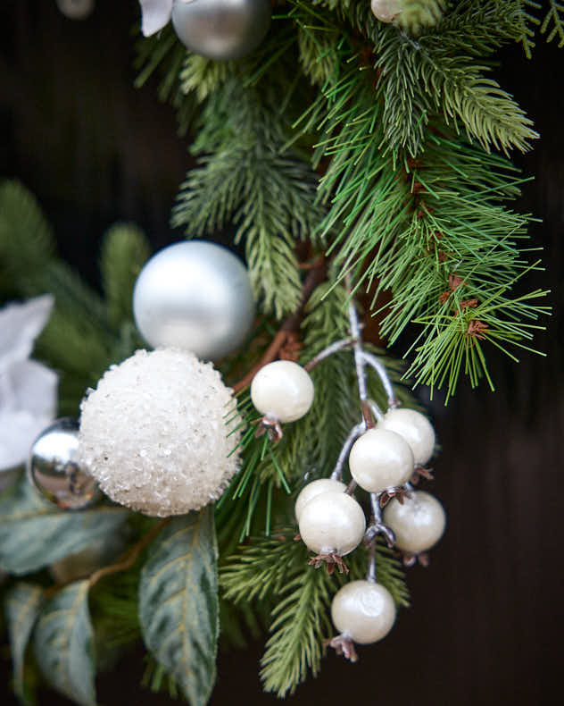 Valley Snowdrift Wreath 42cm