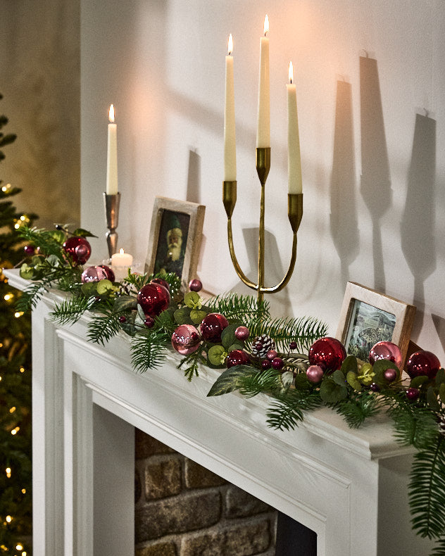 Boule de Noël et guirlande de baies