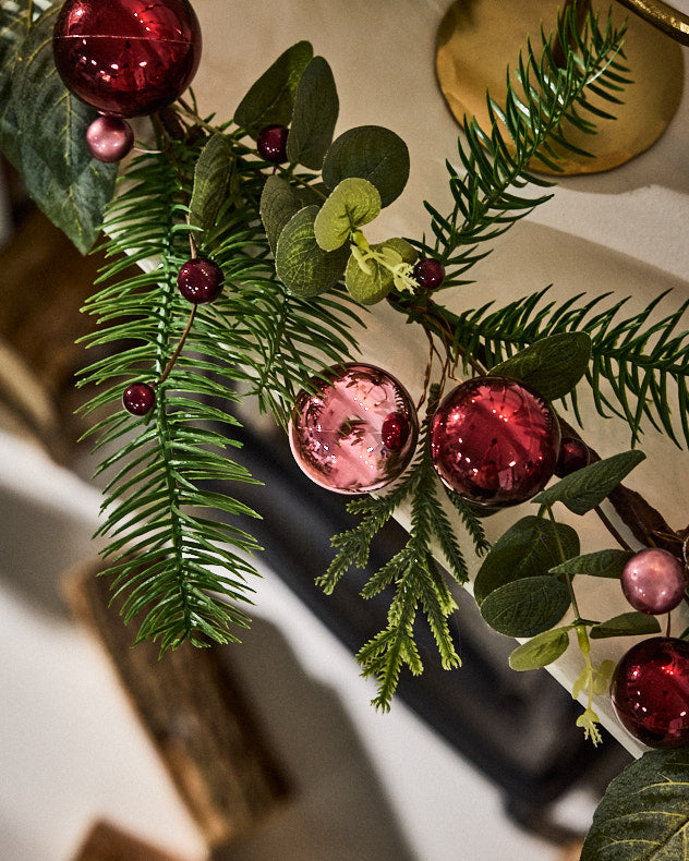Boule de Noël et guirlande de baies