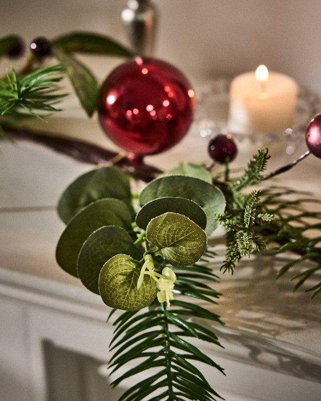 Boule de Noël et guirlande de baies