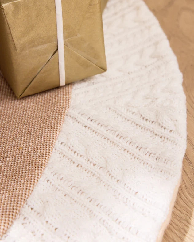 Cosy Christmas Snowflake Tree Skirt closeup