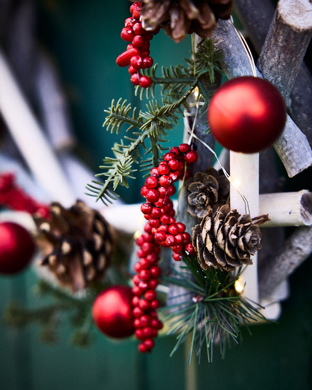 Wreaths - Woodland Berries Pre-Lit Wreath 30cm