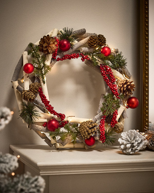 Couronne lumineuse en bois et baies