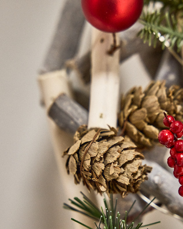 Couronne lumineuse en bois et baies