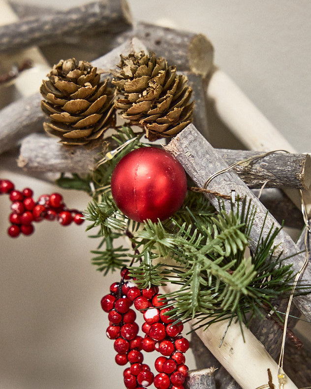 Couronne lumineuse en bois et baies