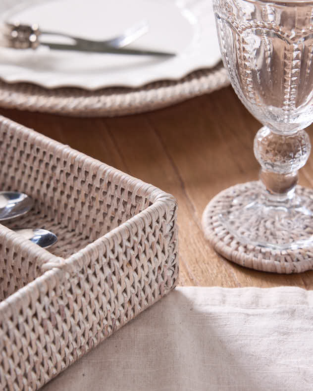 Besteckkorb aus weißem Rattan mit 4 Fächern