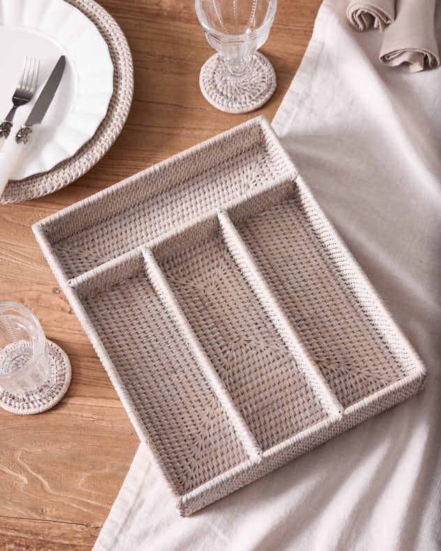 Besteckkorb aus weißem Rattan mit 4 Fächern