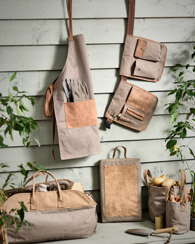 Collection d'accessoires de jardinage kaki