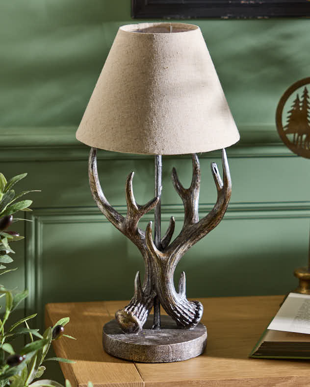 Geweih-Tischlampe im Landhausstil