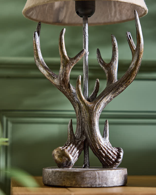 Geweih-Tischlampe im Landhausstil