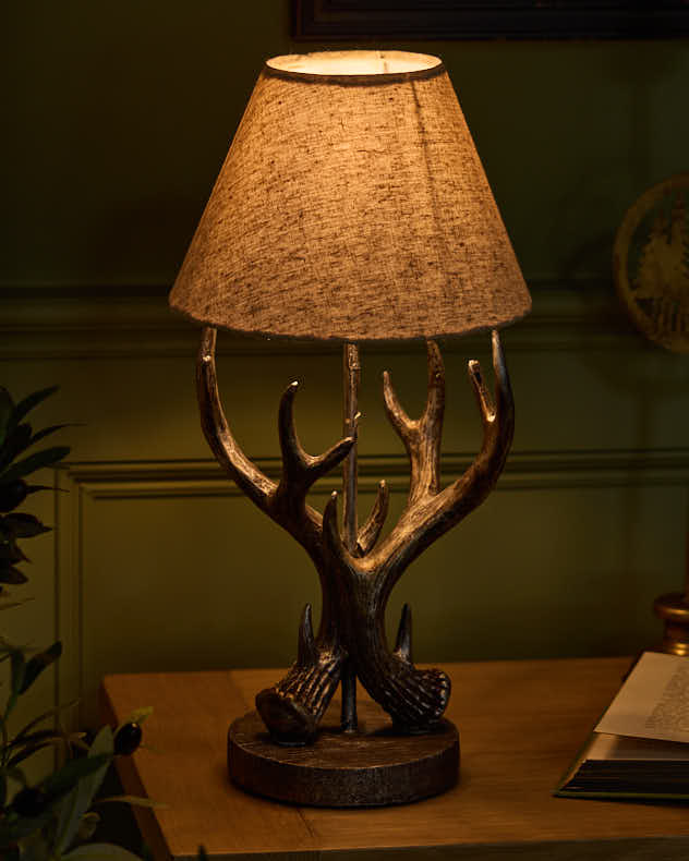 Geweih-Tischlampe im Landhausstil