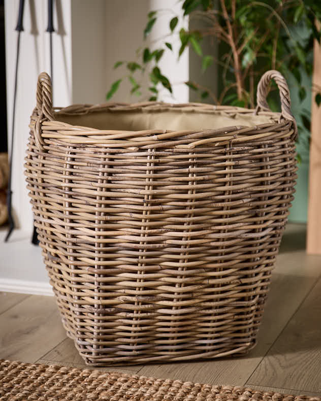 Mit Amphoren ausgekleideter Rattan-Holzkorb