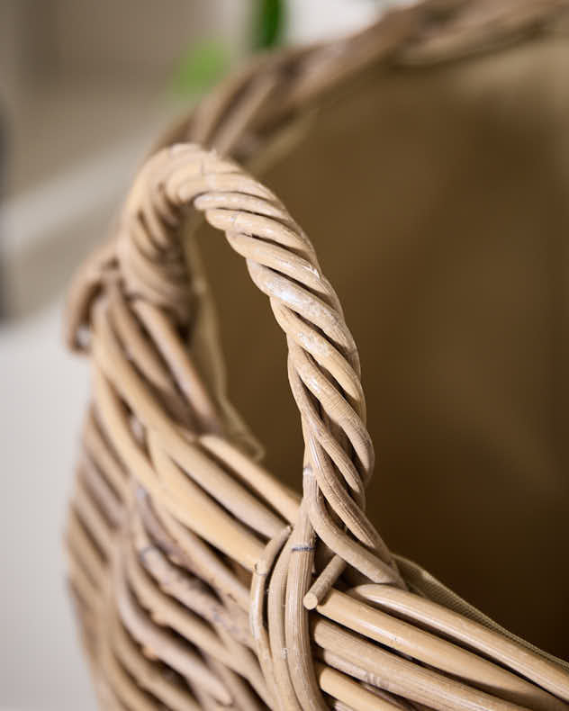 Mit Amphoren ausgekleideter Rattan-Holzkorb