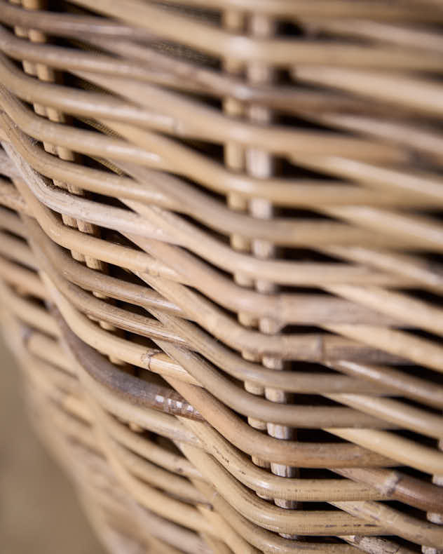 Mit Amphoren ausgekleideter Rattan-Holzkorb