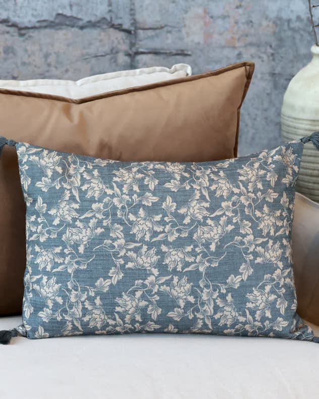 Vintage Indigo &amp; Elfenbein Kissen mit Quasten