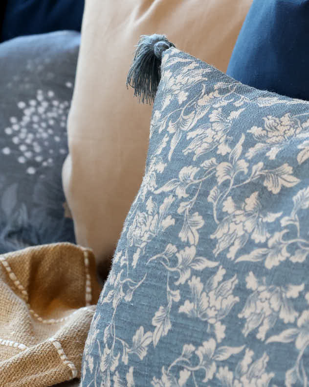 Vintage Indigo &amp; Elfenbein Kissen mit Quasten