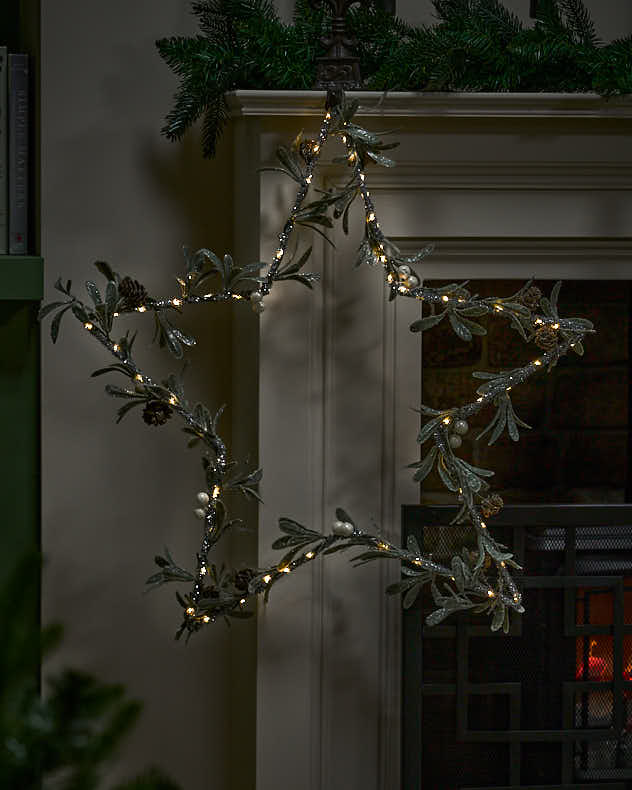 Pre-Lit Mistletoe Star Wreath