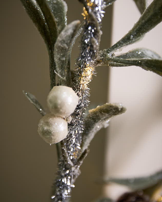 Pre-Lit Mistletoe Star Wreath