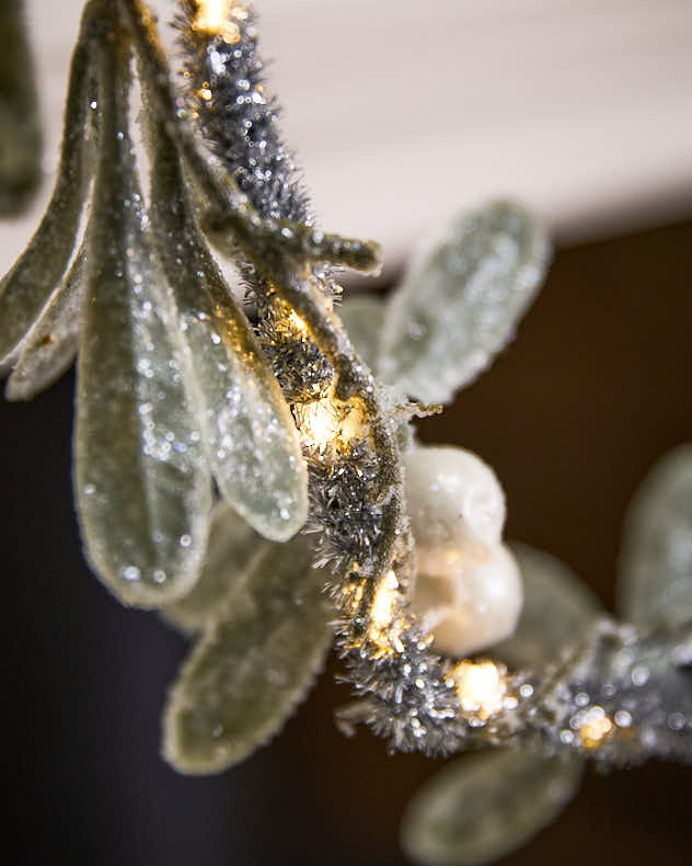 Pre-Lit Mistletoe Star Wreath