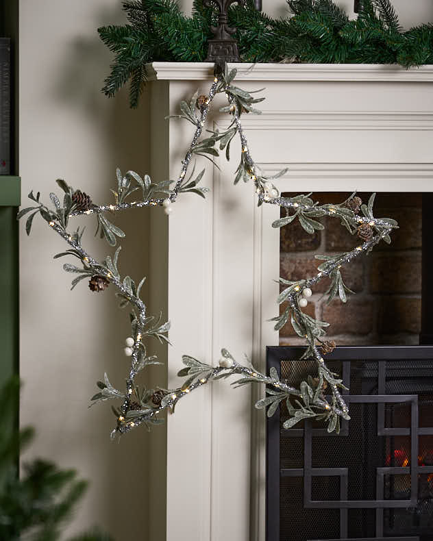 Pre-Lit Mistletoe Star Wreath
