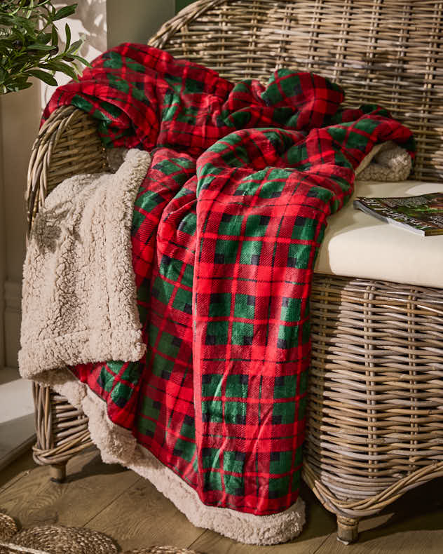 Rote Tartan-Überwurfdecke