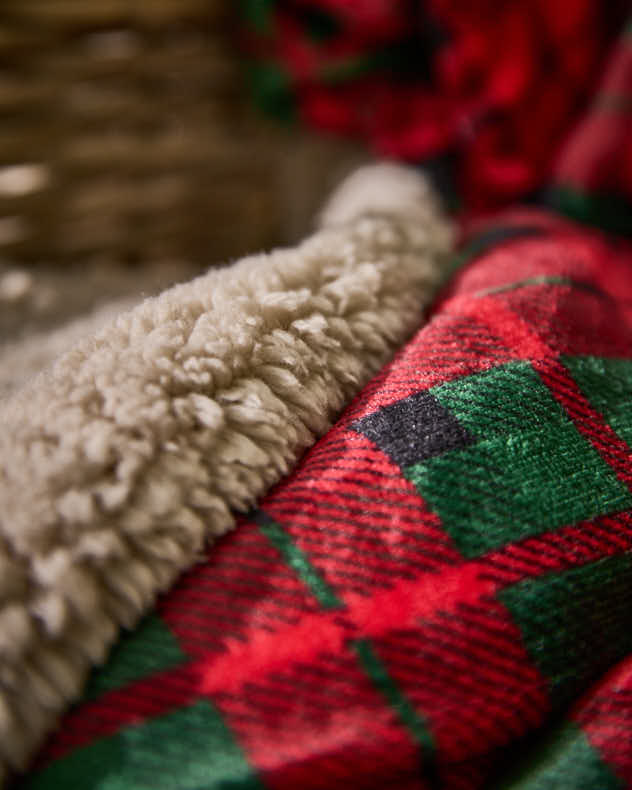 Rote Tartan-Überwurfdecke