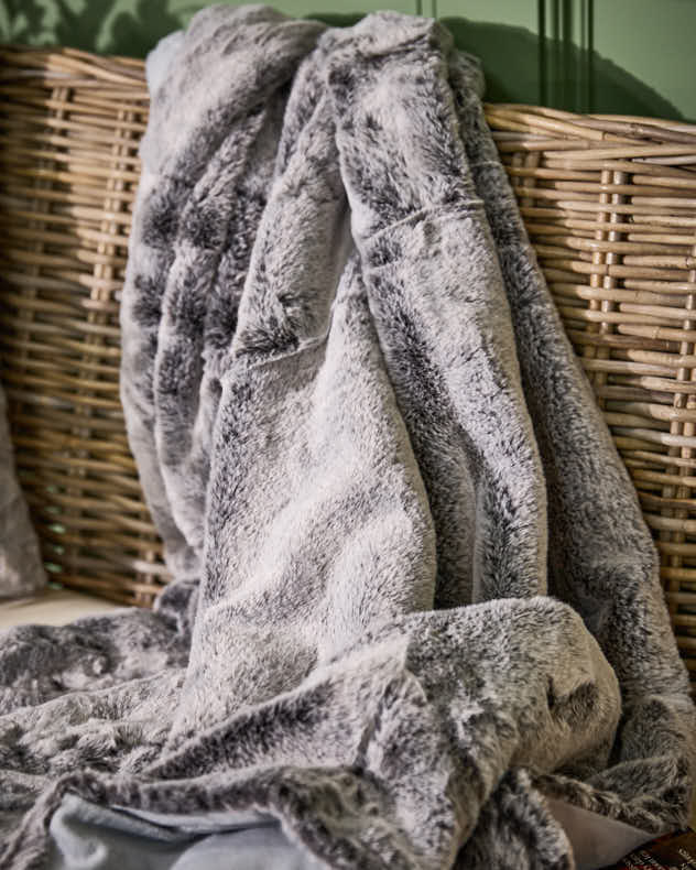 Hygge Kissen- und Deckenkollektion in Anthrazit