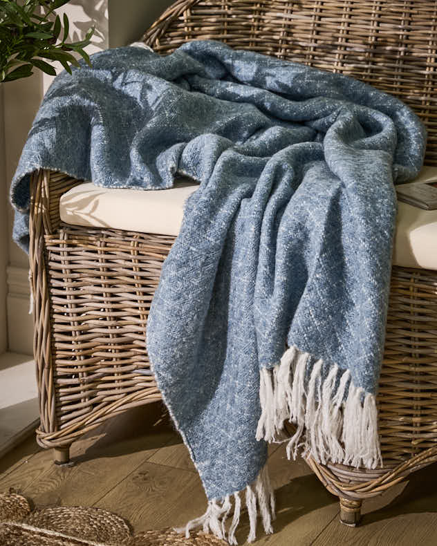 Wendbare Wolldecke mit blauem Muster