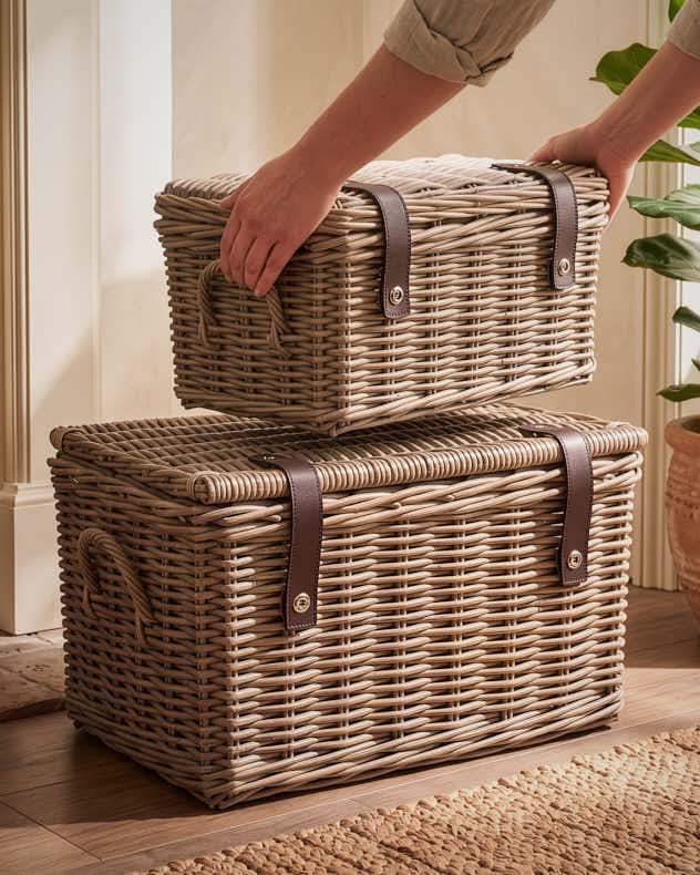 Set of 2 Country Clasp Woven Baskets