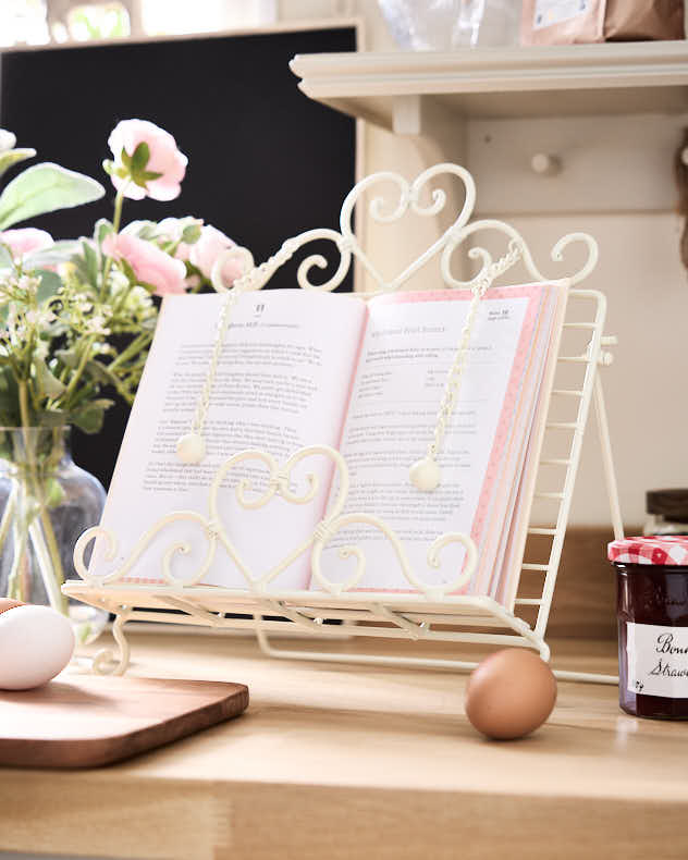 Country Cream Vintage Recipe Cookbook Stand