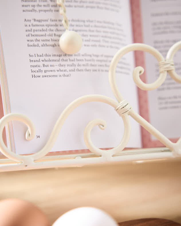 Recipe Book Stand - Country Cream Vintage Recipe Cookbook Stand