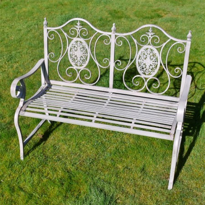 Banc de jardin gris orné à volutes