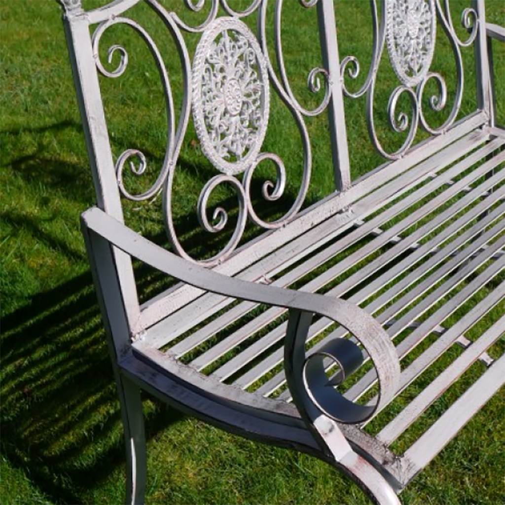 Banc de jardin gris orné à volutes