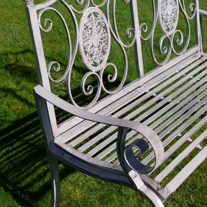 Banc de jardin gris orné à volutes