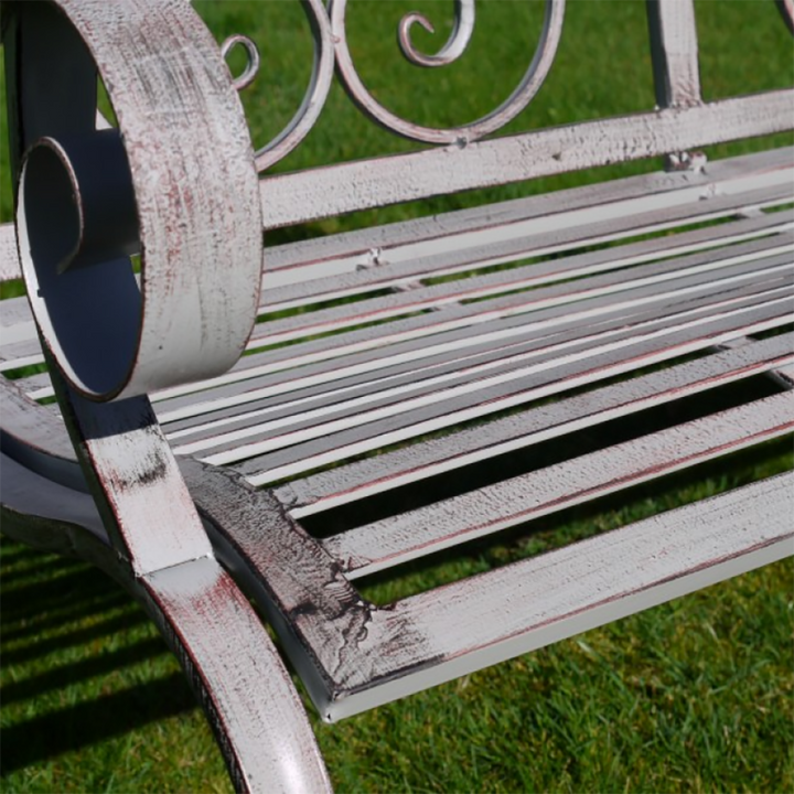 Banc de jardin gris orné à volutes